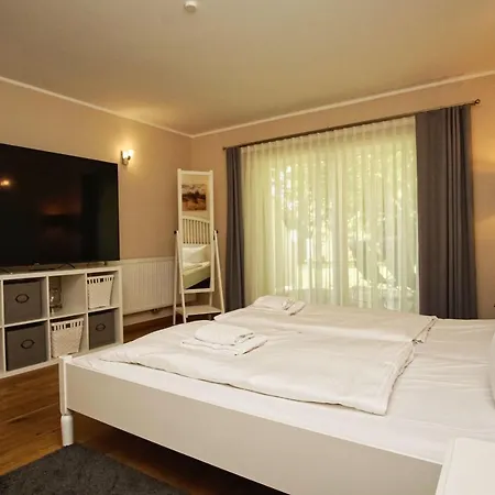 Apartment Ruhig Und Idyllische Lage, Strandnah, Gratis Nutzung Vom Ahoi Erlebnisbad Und Sauna In Sellin - Gutshaus Silvitz 02 Bergen Auf Rugen