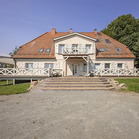 Gutshaus Silvitz: Beachside Retreat With Ahoi Access Bergen Auf Rugen
